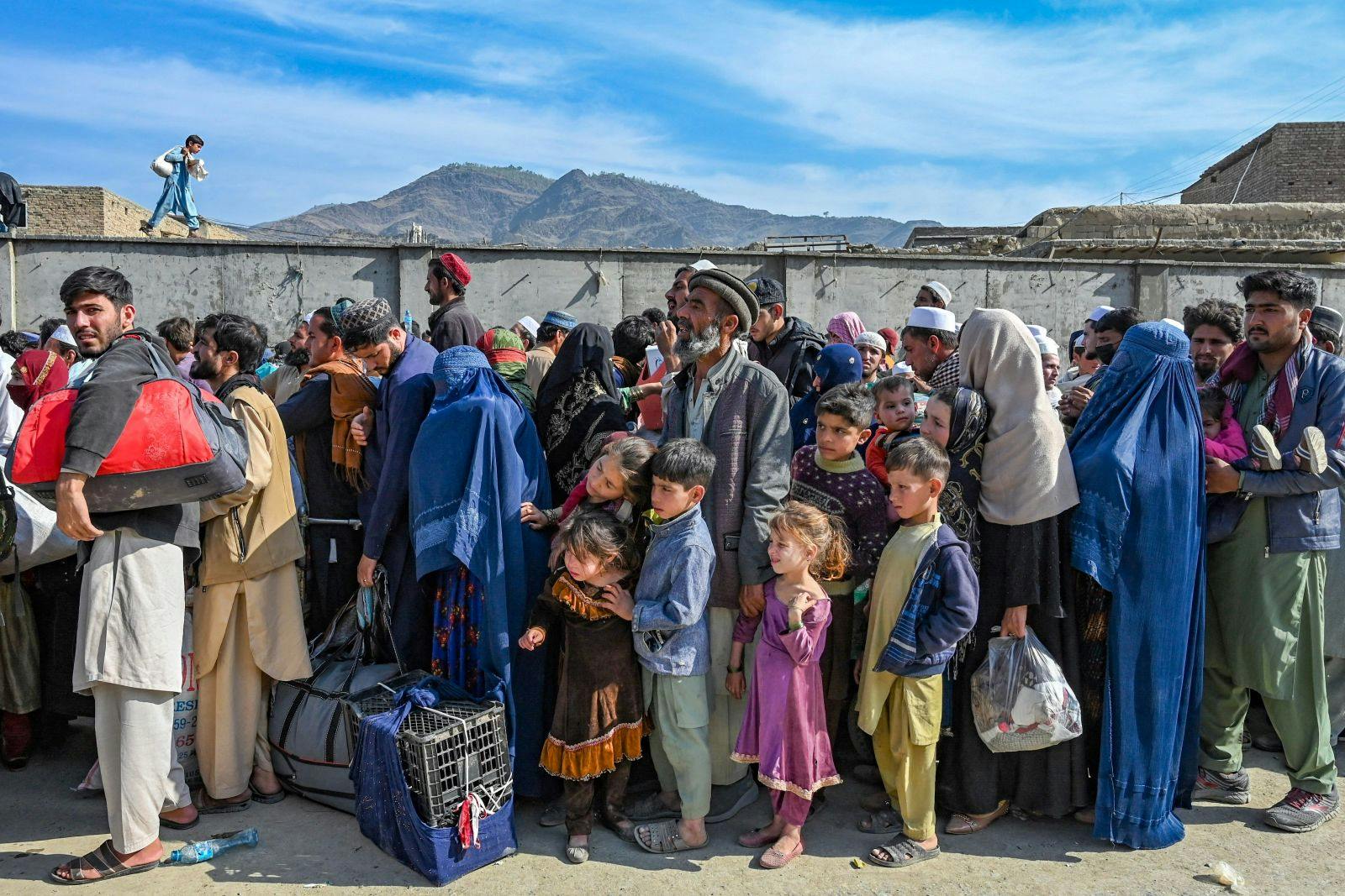 Afghan refugees wait in a queue to cross the Pakistan-Afghanistan border in Torkham on October 27, 2023 (ABDUL MAJEED/AFP via Getty Images)
