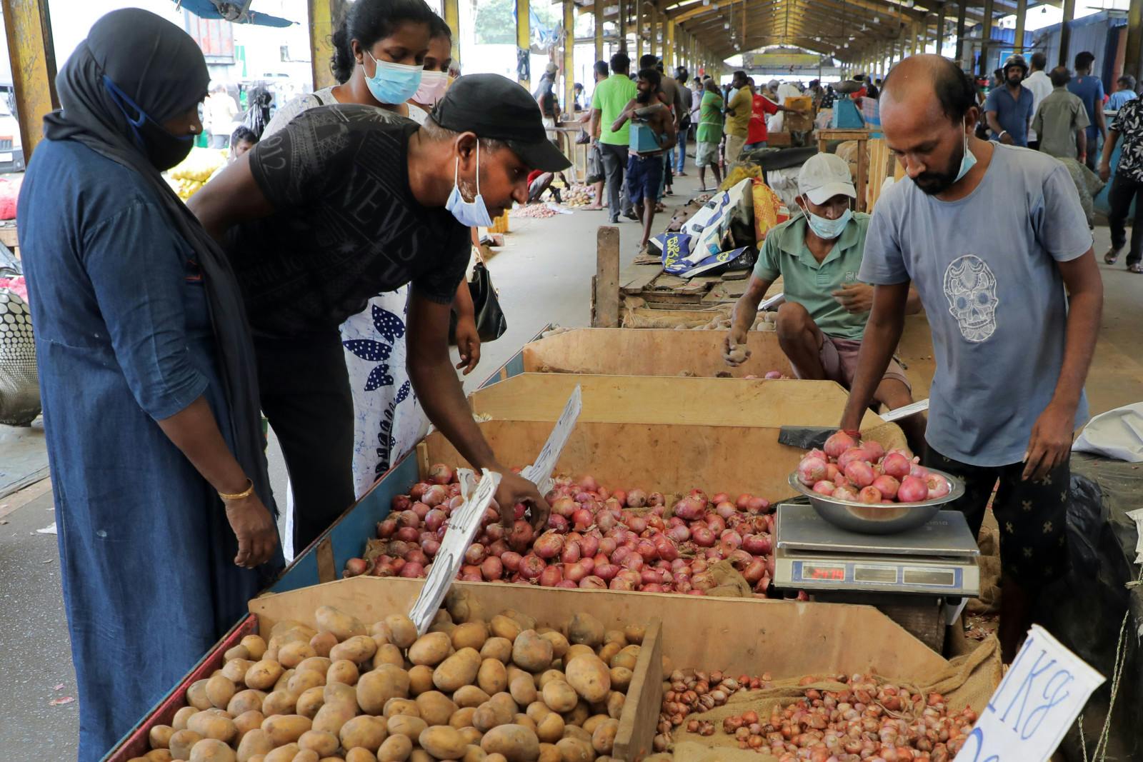 Sri Lankans buy food items at a market in Colombo, May 2022.  (Getty) 