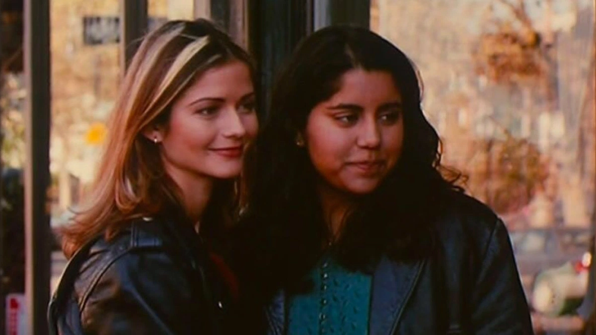 Jill Hennessy and Nisha Ganatra in 'Chutney Popcorn' (1999)