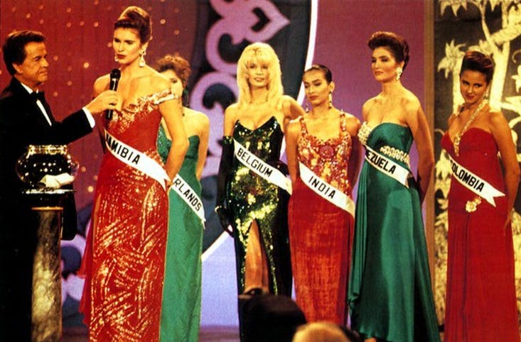 Miss Universe 1992 with Madhu Sapre representing India in the middle