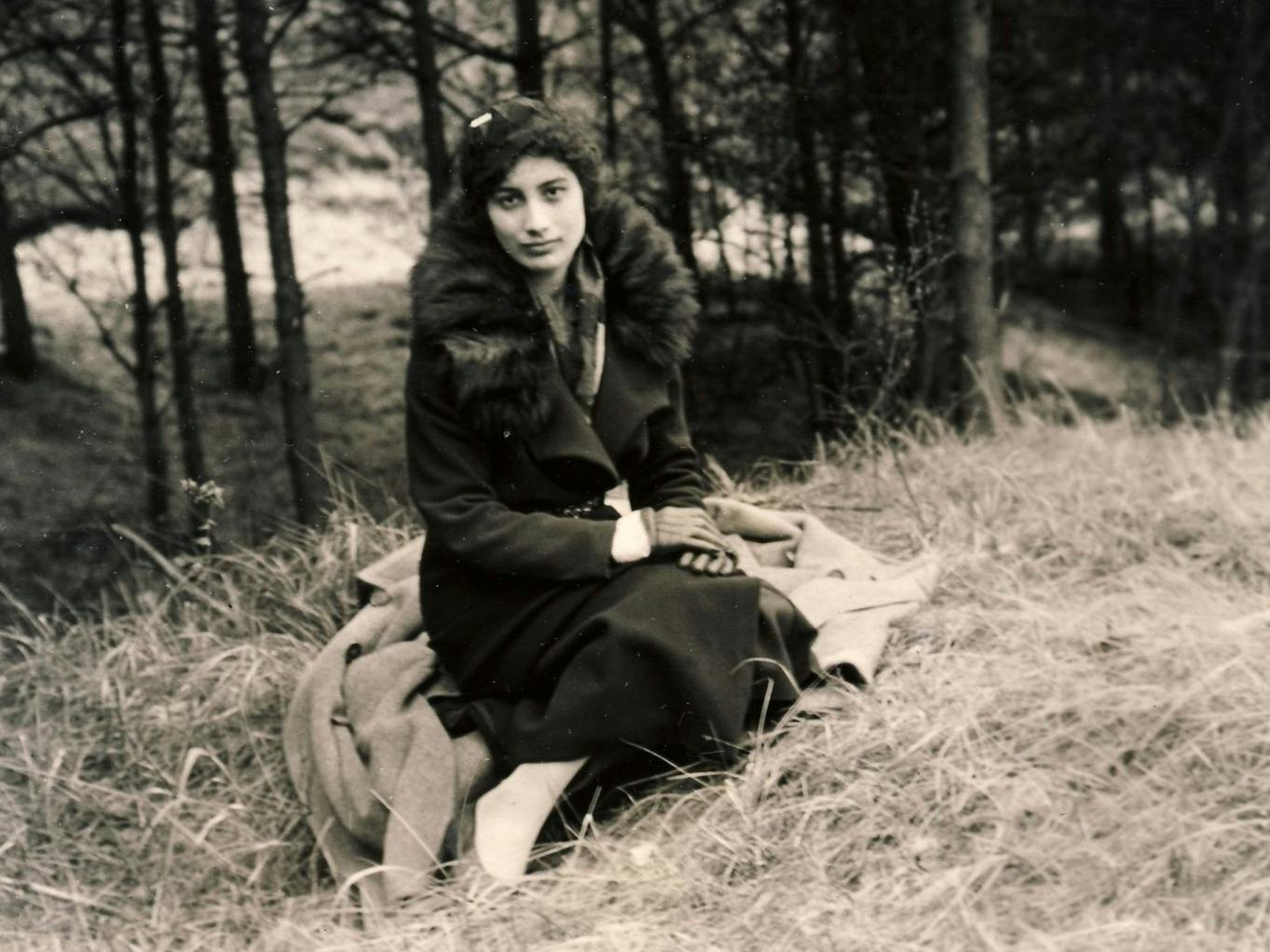 Noor Inayat Khan at dunes near Den Haag, Netherlands, 1934 (Nekbakht Foundation)
