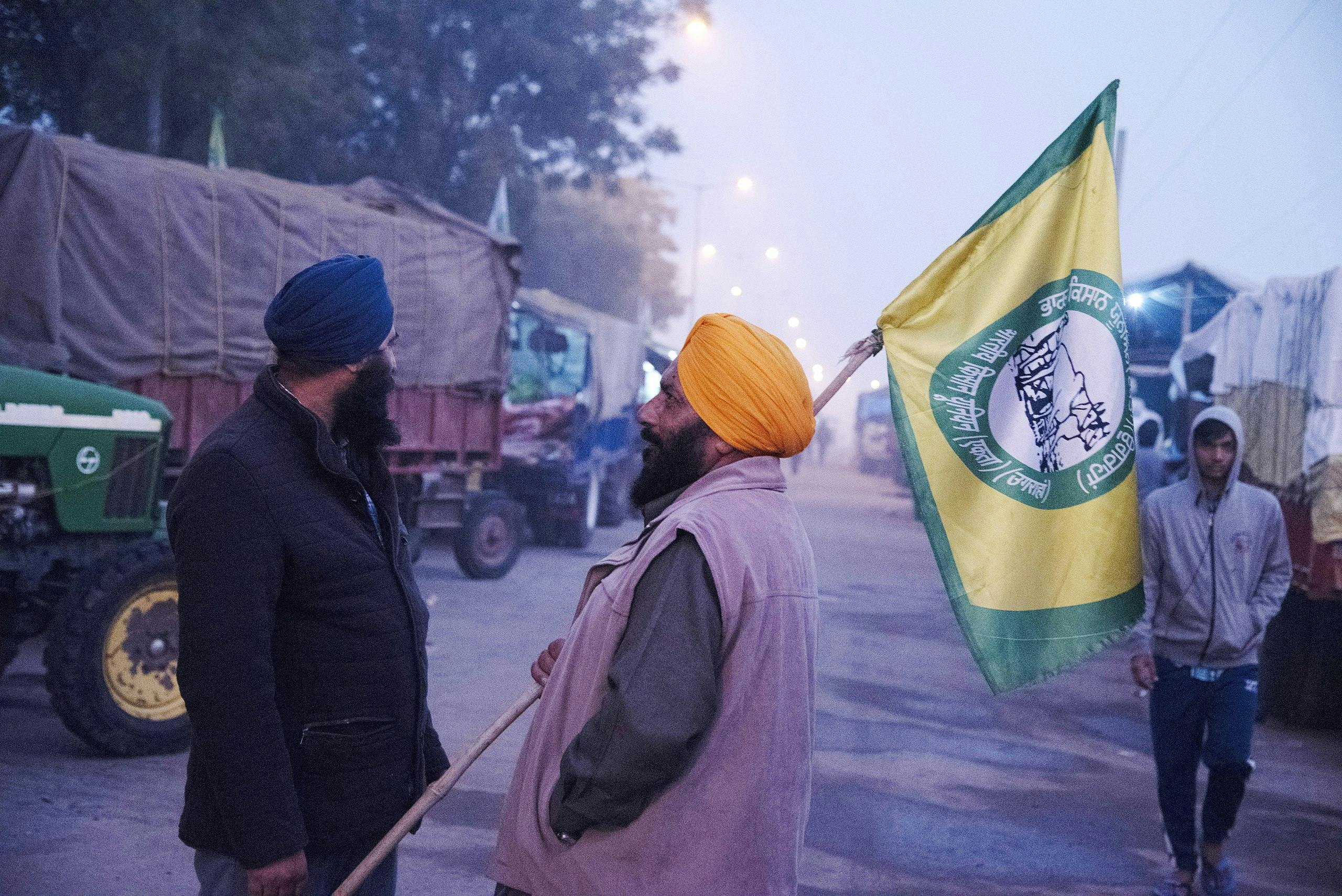 Man holding a flag for the Indian Farmer Protests on December 5, 2020 (Randeep Maddoke)