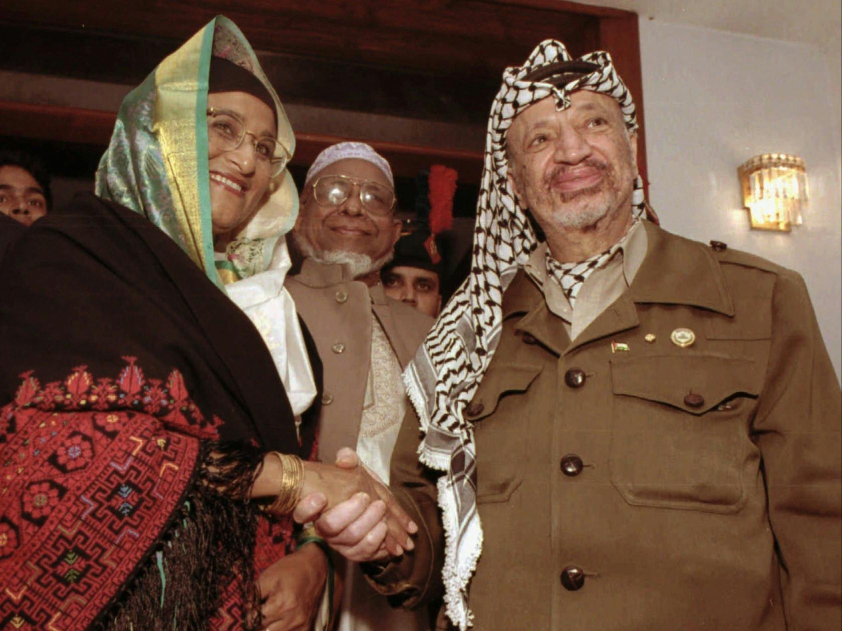 Palestinian leader Yasser Arafat (R) and Sheikh Hasina (L) in Dhaka on June 20, 1996. Abdus Samad Azad, Hasina's aide, at center (AP Photo/Pavel Rahman)