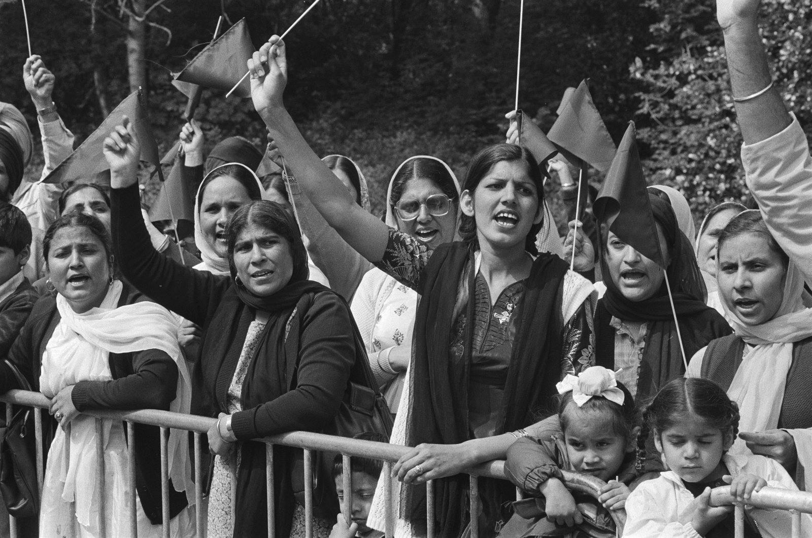 In ons land verblijvende Sikhs protesteren in Den Haag protest vrouwen, Bestanddeelnr 932-9964
